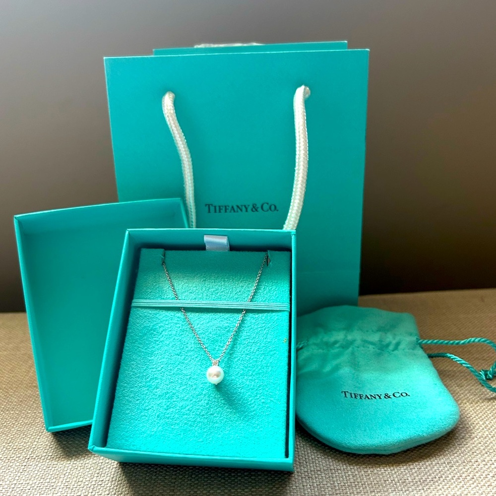 Tiffany & Co. pearl & Diamond white gold necklace 💎